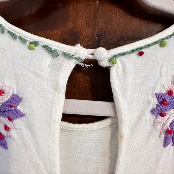 Embroidered white top. - Picture 6 of 8